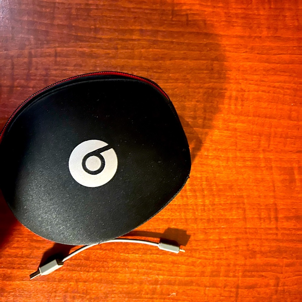 Beats by Dre Solo3 Carrying Case & Universal USB Charger